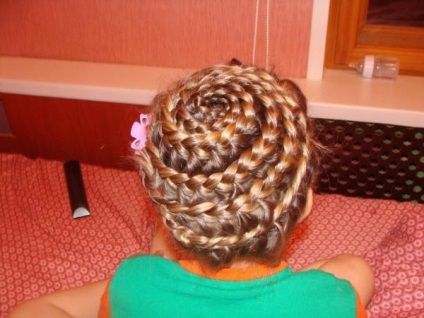 Прості зачіски для дівчаток в дитячий сад на кожен день, фото і відео