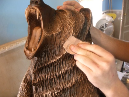 A folyamat, hogy egy szobor medve lazac