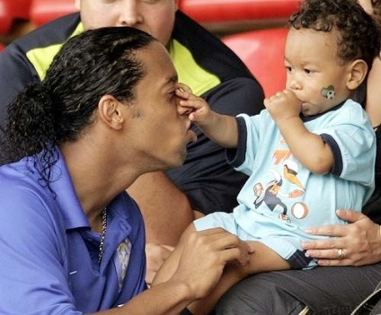 Ronaldinho - életrajz, a személyes élet, fotó, labdarúgó karrierjét, klubok Ronaldinho (Ronaldinho) Ronaldinho - életrajz, a személyes élet, fotó, labdarúgó karrierjét, klubok Ronaldinho