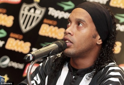 Ronaldinho - életrajz, a személyes élet, fotó, labdarúgó karrierjét, klubok Ronaldinho (a képen) Ronaldinho - életrajz, a személyes élet, fotó, labdarúgó karrierjét, klubok Ronaldinho