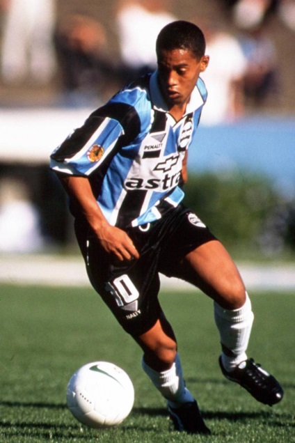 Ronaldinho - életrajz, a személyes élet, fotó, labdarúgó karrierjét, klubok Ronaldinho (Ronaldinho) Ronaldinho - életrajz, a személyes élet, fotó, labdarúgó karrierjét, klubok Ronaldinho