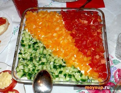 Csirke saláta „közlekedési lámpa” - a klasszikus recept dekoráció