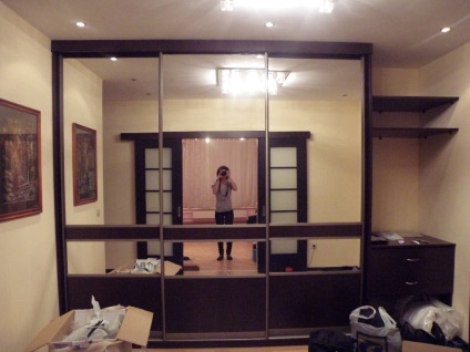 Szekrény tükörrel a folyosón fotó sarkok, két ajtó szekrény, homok divat, magasság
