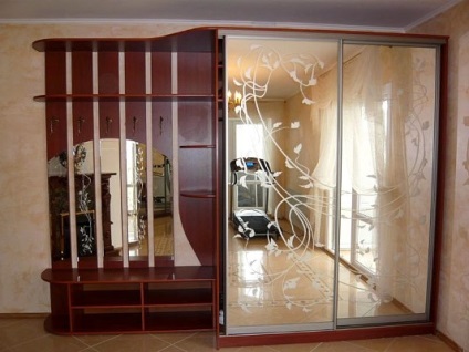 Szekrény tükörrel a folyosón fotó sarkok, két ajtó szekrény, homok divat, magasság