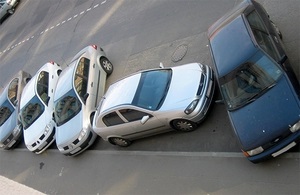 A finom parkolási és jármű megállása alatt tiltó jel