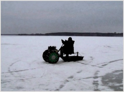 Snowmobiling az Urál - mintegy Moto - szól a modern robogók, mopedek, motorkerékpárok