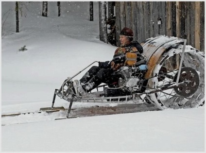 Snowmobiling az Urál - mintegy Moto - szól a modern robogók, mopedek, motorkerékpárok