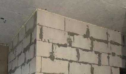 Módszerek falazat belső falak a hab blokkok kezével fotó és videó