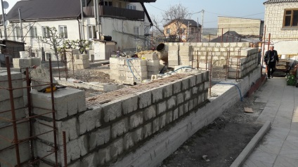 A falakat az első emeleten blokk és öntött beton oszlopok