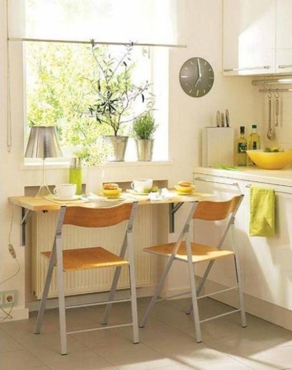 Munkalap a konyhában ablakpárkányon - Kép ablakok kombinálva egy asztal