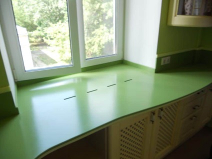 Munkalap a konyhában ablakpárkányon - Kép ablakok kombinálva egy asztal