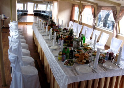 Esküvői egy hajón Budapest, hajó bérlés esküvőre büféasztal áron