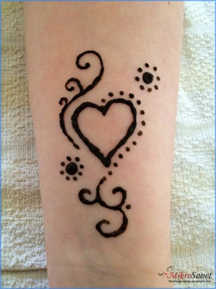 Henna tetoválás otthon rajzok és festés a kéz fotó