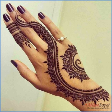 Henna tetoválás otthon rajzok és festés kezét fotó