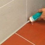 Csemperagasztás a padlón és a falakon a fürdőszobában