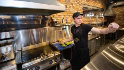 A burgernoy anya, ettem mondták, hogy biztonságos az élelmiszer (Cafe Mama evett Burger) A burgernoy anya, ettem mondták, hogy biztonságos, hogy az élelmiszer