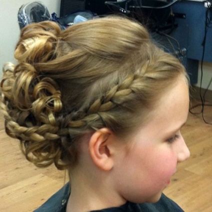 Válassz egy szép frizura a lányok bál az óvodában és az iskolában - fotó ötletek