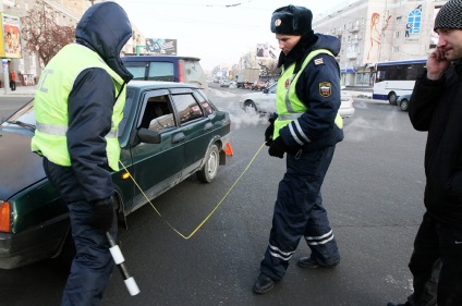 A hívás a közlekedési rendőrök a baleset helyszínén telefont, hogy a közlekedési rendőrök ellenőr a helyszínen, hogyan kell hívni, hogy mit és