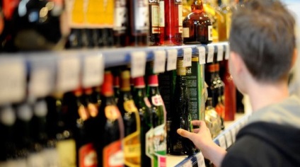 Magyarországon március 31-től megváltoztatni a szabályokat az alkohol eladására