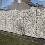 A kerítés készült gabion saját kezűleg, rögzítő profilok - fotó és videó