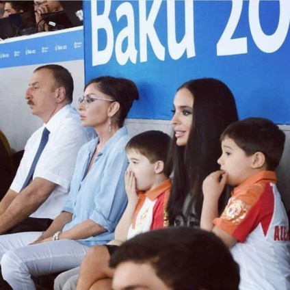 51 éves felesége, az elnök Azerbajdzsán külleme azonos korú lányai (Azerbajdzsán) 51 éves felesége, az elnök Azerbajdzsán tűnik, hogy az azonos korú lányai