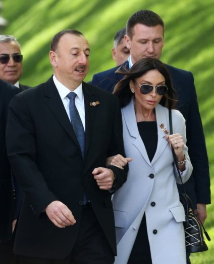 51 éves felesége, az elnök Azerbajdzsán tűnik, hogy az azonos korú lányai