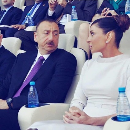51 éves felesége, az elnök Azerbajdzsán külleme azonos korú lányai (Azerbajdzsán) 51 éves felesége, az elnök Azerbajdzsán tűnik, hogy az azonos korú lányai