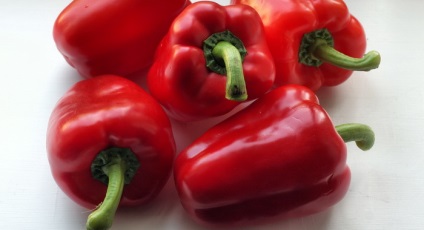 Paprika fotókat és leírást - levelek, magvak (bors) Paprika fotókat és leírást - levelek, magvak