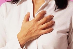 A fájdalom a bal mellkason a szív közelében egy mély lélegzetet (balra) A fájdalom a bal mellkason a szív közelében egy mély lélegzetet