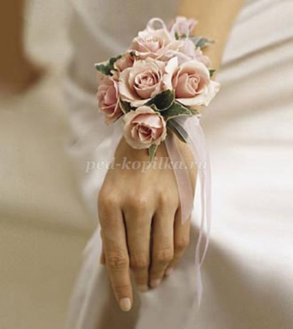 Boutonniere egy kézzel horgolt rózsa