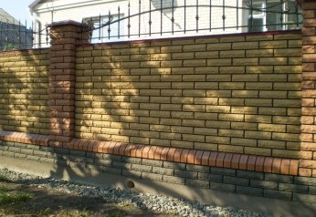A ház kerítés (kerítések nyaralókba) A kerítés ház