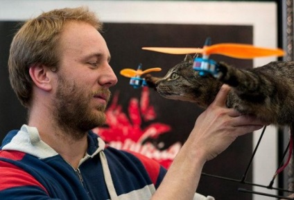 egy kitömött macska vált drone quadrocopter (videó)