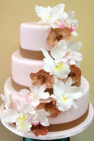 Virágdíszek a menyasszonyi torta - házi kézzel készített