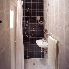 Zuhany a fürdőszoba nélküli zuhanykabinnal fotó