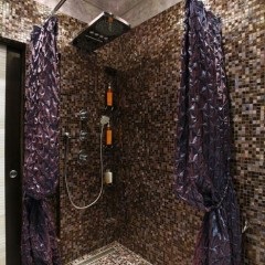 Zuhany a fürdőszoba nélküli zuhanykabinnal fotó