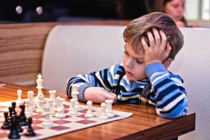 Hogyan kell tanítani a gyermeket, hogy sakkozni a semmiből gyorsan és helyesen