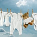 Hogyan fehéríti ruhák gyerekeknek - kímélő és hatékony módon
