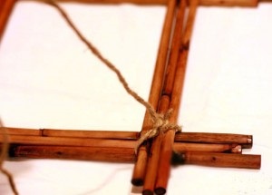 Hogyan készítsünk egy képkeret nádból (bambusz) saját kezűleg, fából kezüket!