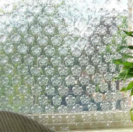 Hogyan készítsünk függöny műanyag palackok saját kezűleg