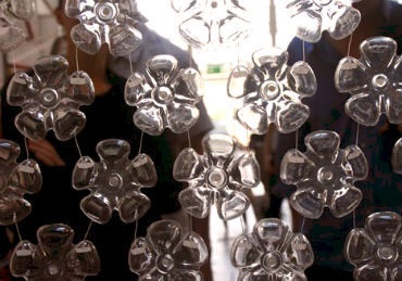 Hogyan készítsünk függöny műanyag palackok saját kezűleg