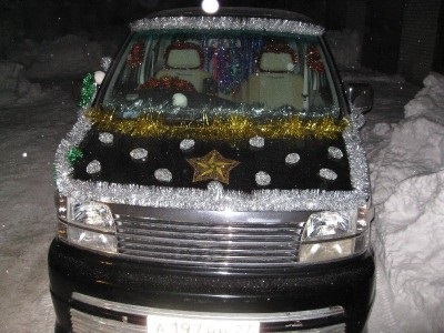 Hogyan lehet díszíteni a jármű (belső és külső) az új évben, ha dolgozni rajta az ünnepek alatt
