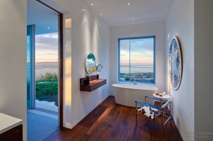 Szép design az ablakok a fürdőszoba kicsi és nagy, klasszikus és modern