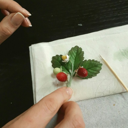 Mesterkurzus kitűző földieper hideg porcelán - Fair Masters - kézzel készített, kézzel készített