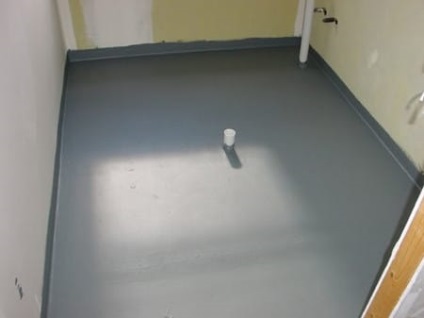 Ferde emeleten fürdőszoba két változatban illetékes kirakó rendszer (henger kefe alkalmazva) Lejtős padlón a fürdőszobában két lehetőség illetékes rendszer megállapításáról