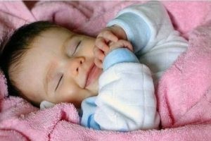 Egy újszülött alszik, és sokat eszik egy kis diagnózist az okok és a szabványok felállítására a gyerek üzemmód