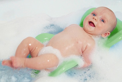 Újszülött baba sír a fürdőben