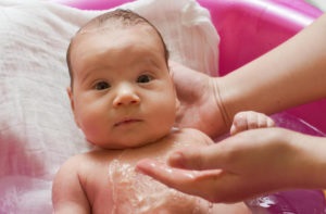 A baba sír, miközben úszás technikák meghatározzák a valószínű oka a problémás viselkedés