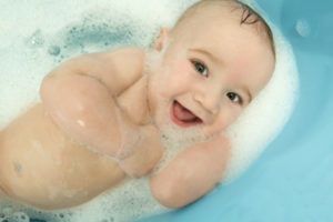 A baba sír, miközben úszás technikák meghatározzák a valószínű oka a problémás viselkedés