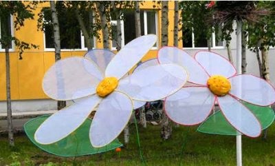 Műanyagból készült háló díszítő virágok, kézműves kezüket a kertben, autók és kert