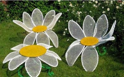 Műanyagból készült háló díszítő virágok, kézműves kezüket a kertben, autók és kert